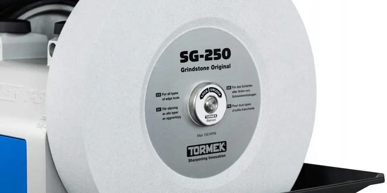Duży, biały kamień do szlifierki stołowej Tormek SG-250, gotowy do ostrzenia narzędzi.