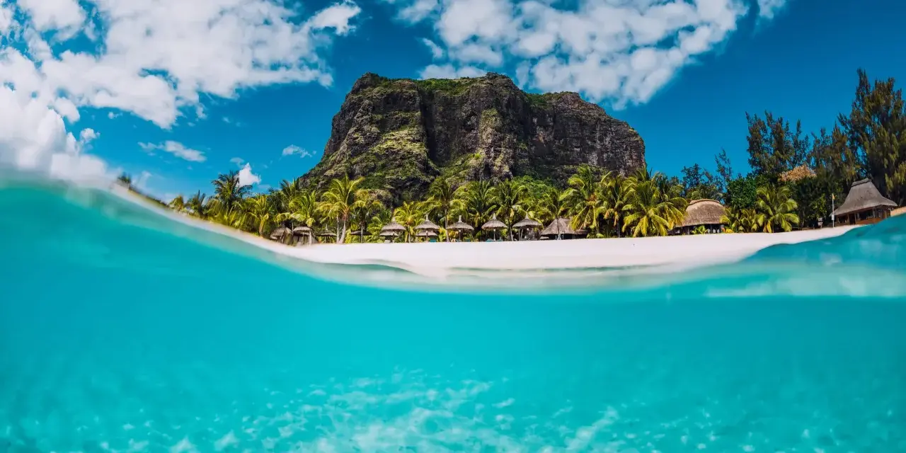 Rajska plaża z palmami i górą Le Morne. Idealne miejsce na wycieczki fakultatywne na Mauritiusie.