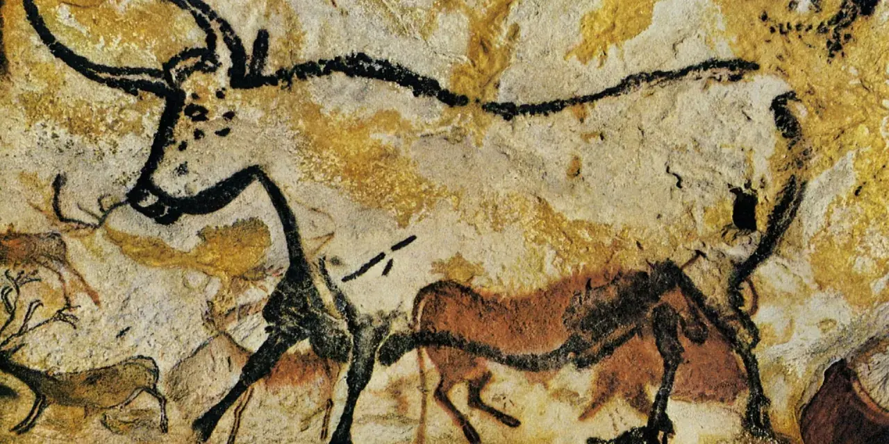 Uråldriga grottmålningar i Lascaux visar djur som tjurar och hästar. Konst från förhistorisk tid.