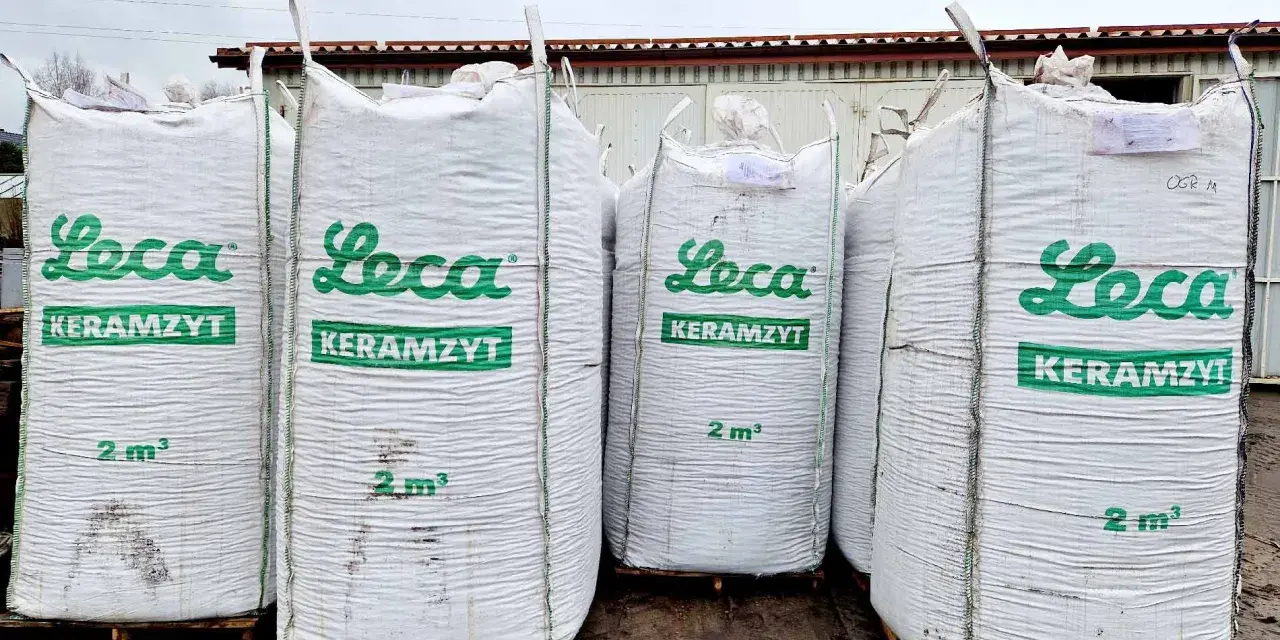 Pięć dużych worków z zielonym napisem "Leca KERAMZYT" i oznaczeniem "2 m³". Materiał budowlany, keramzytobeton, gotowy do użycia.