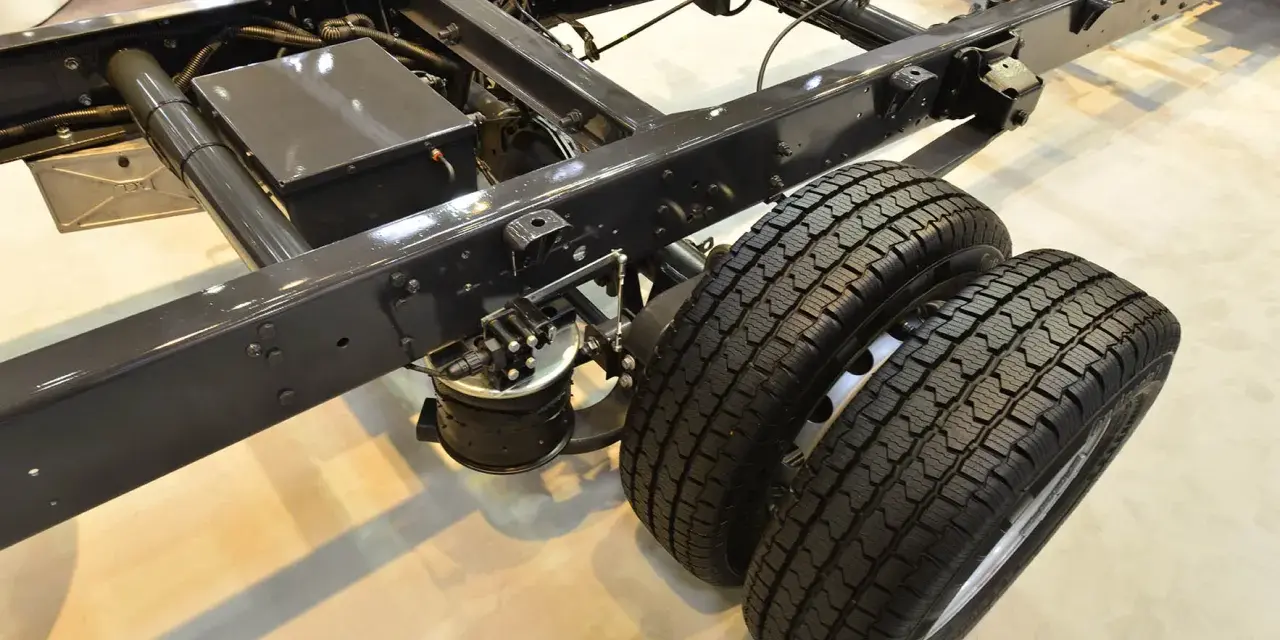 AL-KO chassis för Fiat Ducato, redo för nya äventyr. Dubbla bakhjul för extra stabilitet.