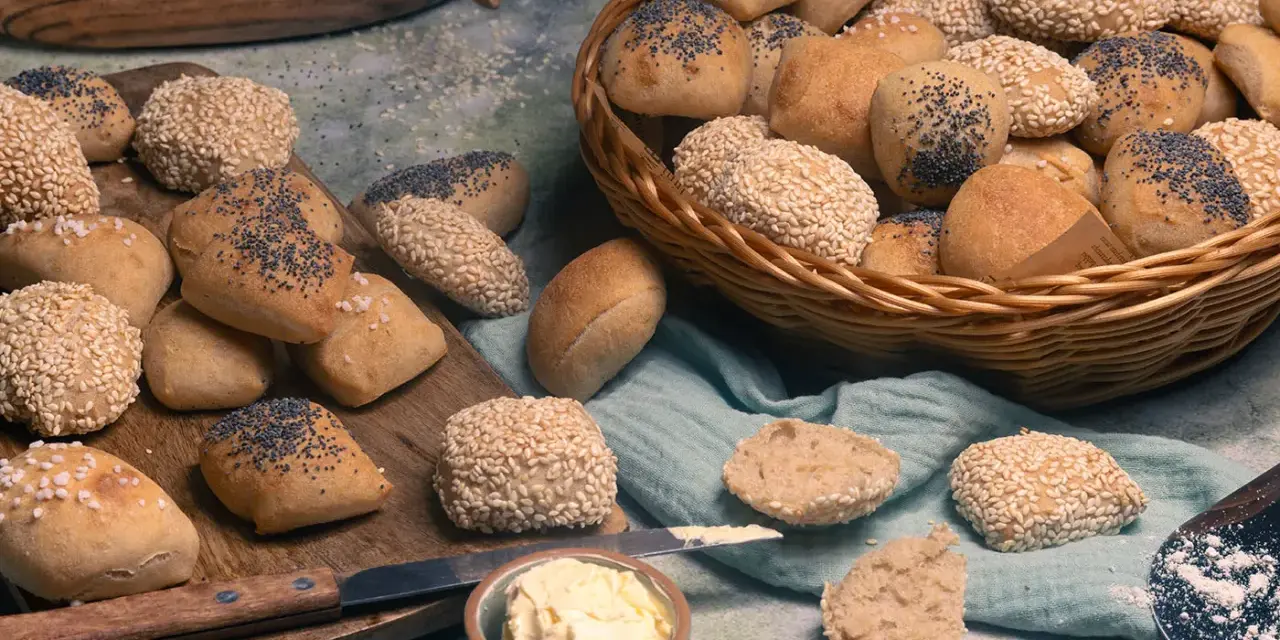 Frisch gebackene Brötchen mit Sesam und Mohn, ideal zum **Laugenkonfekt selber machen**. Ein Traum für jeden Brotliebhaber!