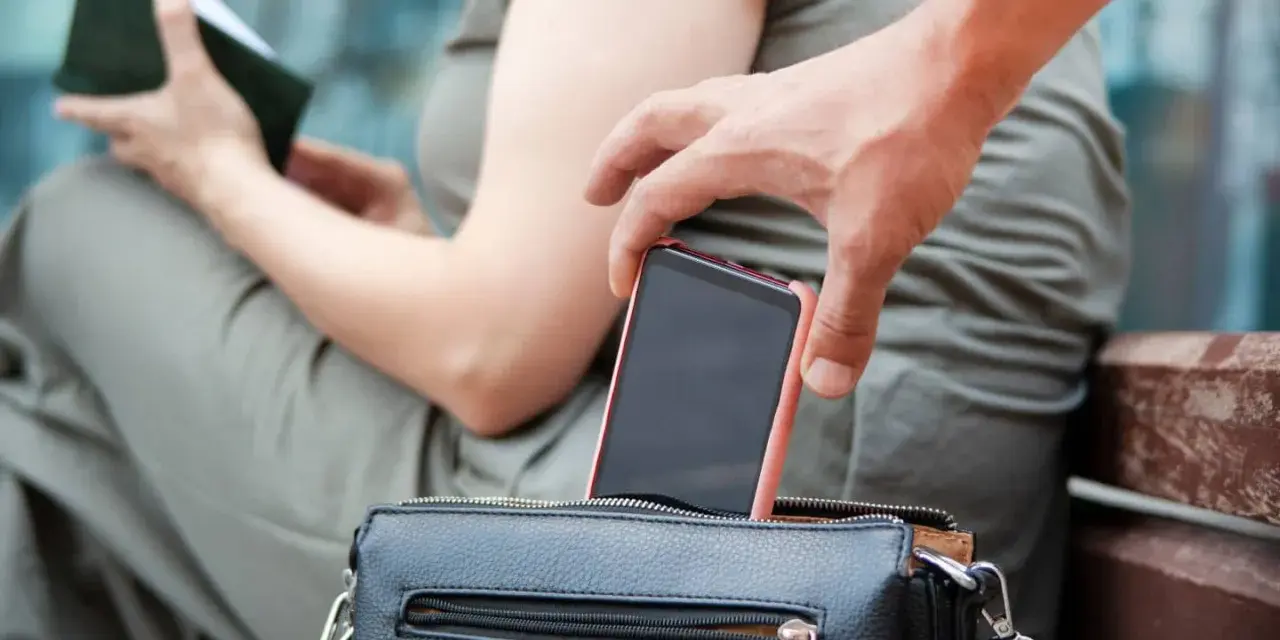 Sprytny złodziej próbuje ukraść telefon. Dowiedz się, jak namierzyć telefon komórkowy przez internet, zanim zniknie.