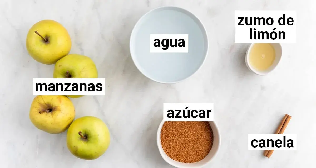 Ingredientes para compota de manzana: manzanas, agua, azúcar, limón y canela.