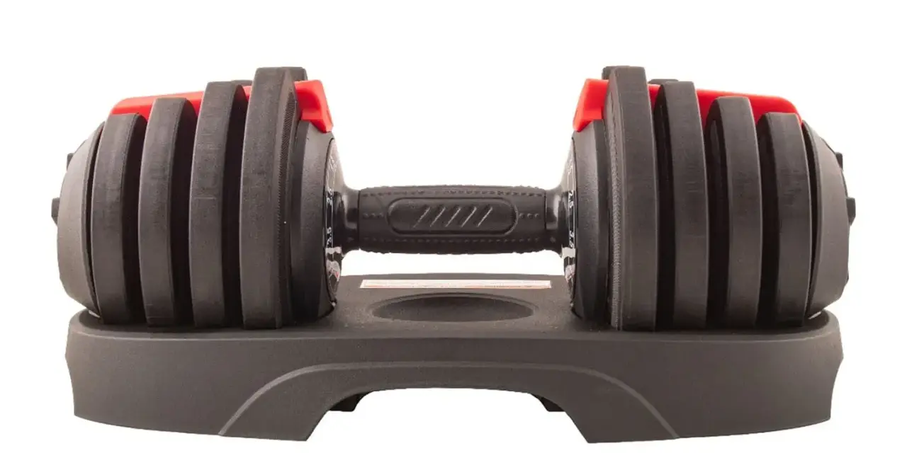 Justerbar hantel på sitt stativ, perfekt för ditt helkroppspass hemma.