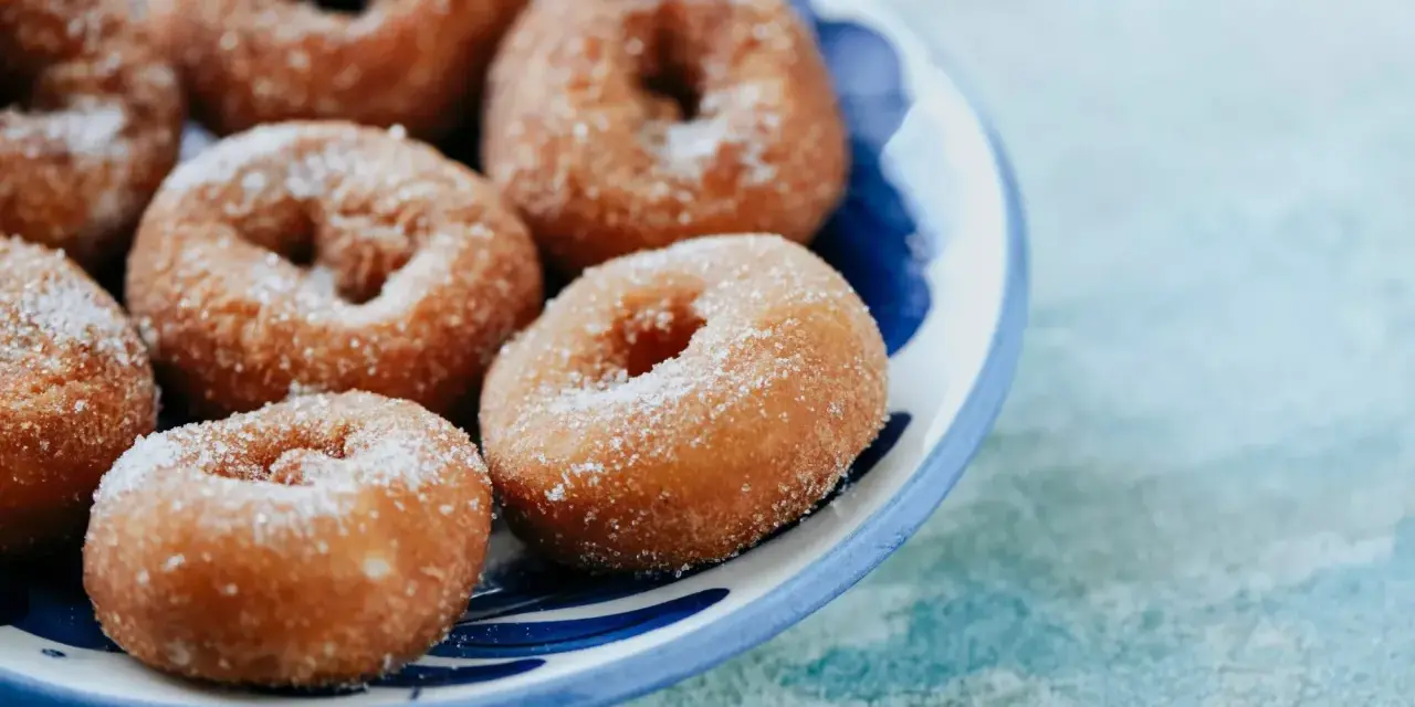 Rosquillas de Semana Santa espolvoreadas con azúcar, listas para disfrutar en familia.
