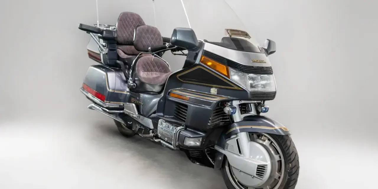 Elegancki motocykl Honda Goldwing 1500, idealny na długie trasy. Zastanawiasz się nad honda goldwing 1500 spalanie?