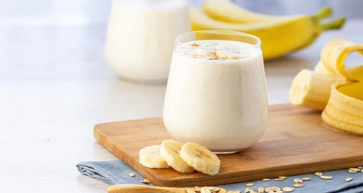 Sok bananowy w drinkach: Łatwe przepisy na domowe hity!