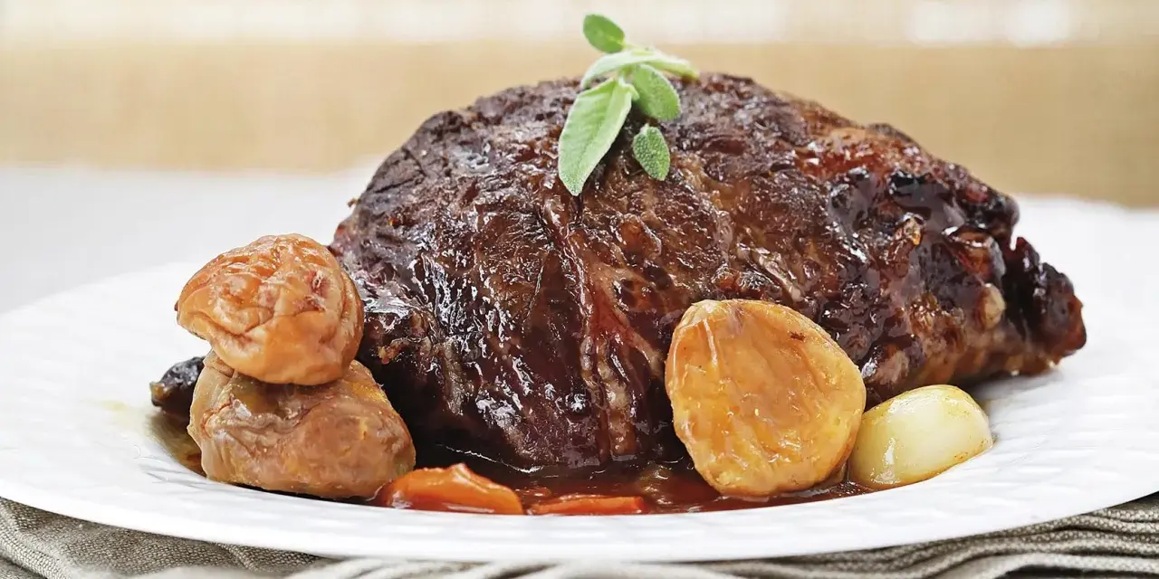 Jugosa carne asada con castañas y hierbas, perfecta para tus recetas con carne.