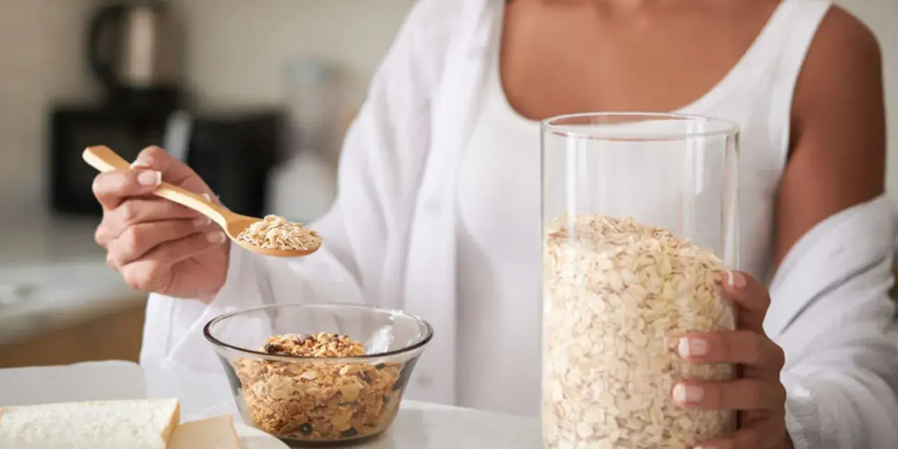Mujer preparando un desayuno saludable. La avena es antiinflamatoria y perfecta para empezar el día con energía.