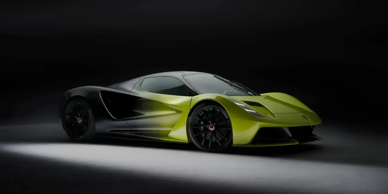 Limitowana seria Lotus Evija w jaskrawej zieleni i czerni, z aerodynamicznymi liniami, gotowa do podboju toru.