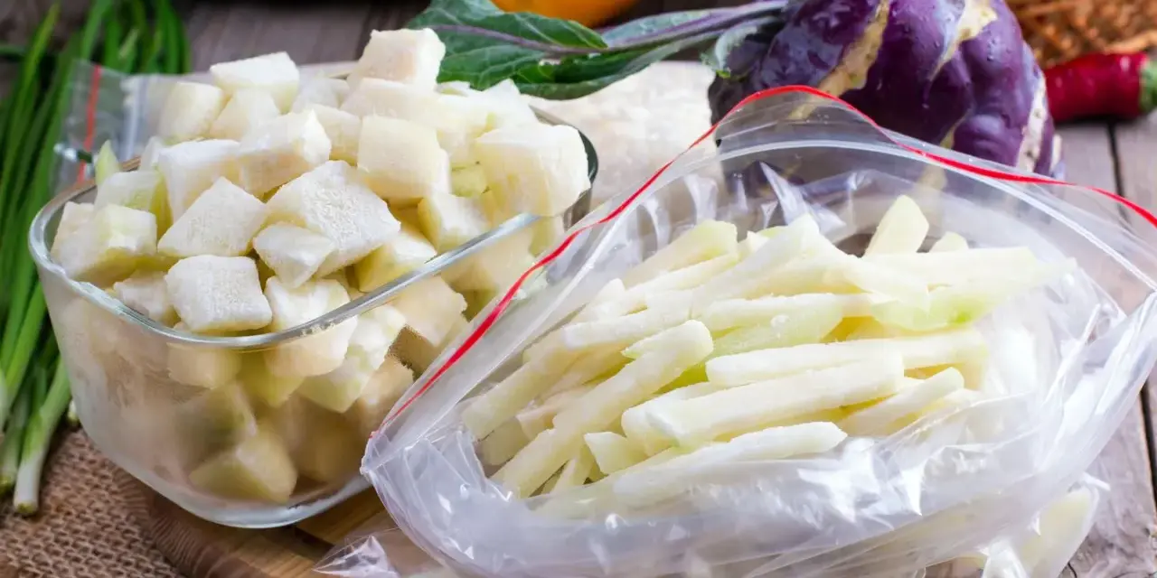 Gefrorene Kohlrabi-Würfel und -Stifte in Gefrierbeuteln und einer Schüssel. Perfekt zum Kohlrabi einfrieren für später.
