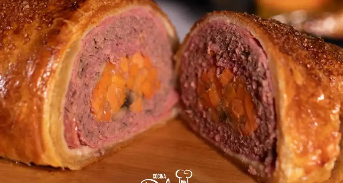 Un delicioso pastel de carne tradicional, horneado en masa dorada y relleno de zanahorias.
