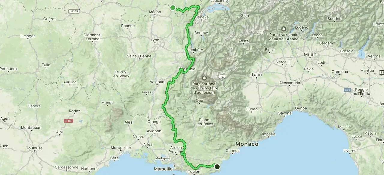 Carte de France et d'Italie montrant un itinéraire vert traversant les Alpes, de la Suisse à la côte méditerranéenne, passant par Lyon, Grenoble et Monaco.