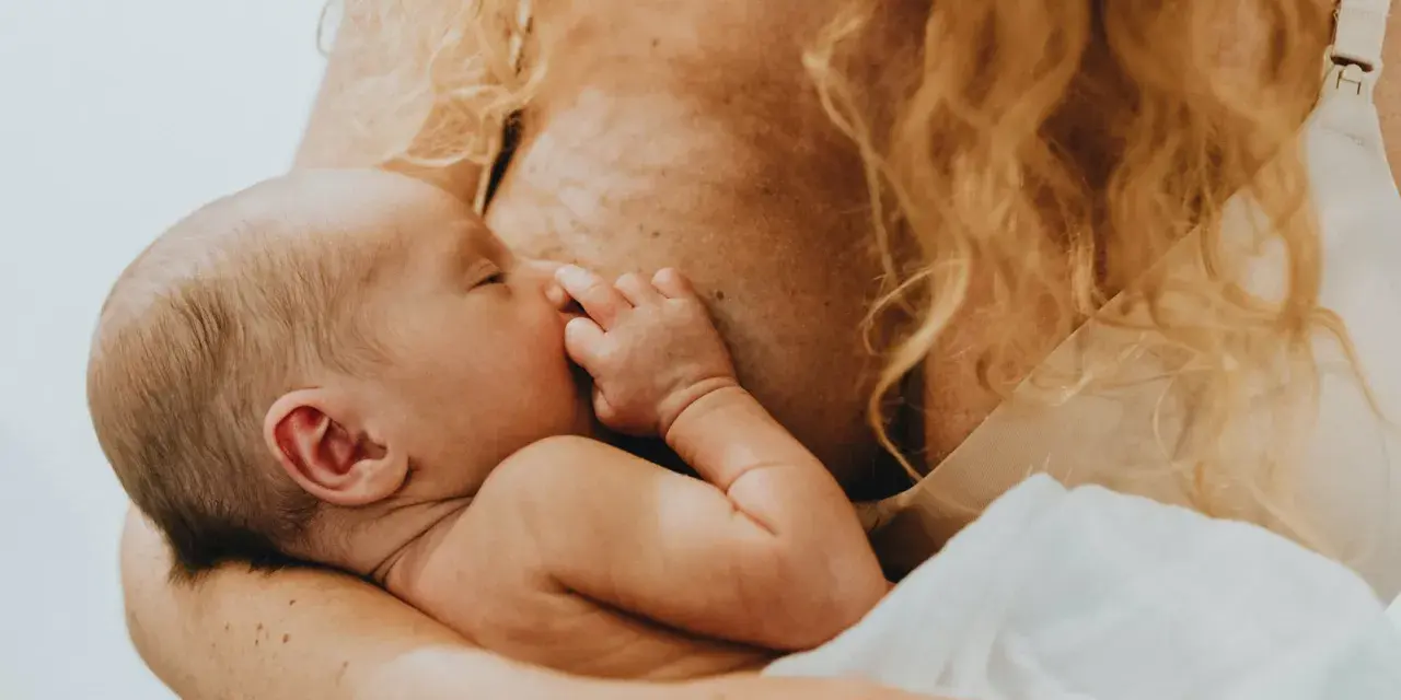 Ein Baby wird gestillt. Manchmal, wenn es schreit, fühlt sich die Mutter überfordert, aber hier ist es friedlich.