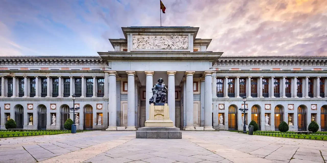 Przed imponującym muzeum sztuki w Madrycie, z rzeźbą artysty na czele, rozciąga się kamienny plac.
