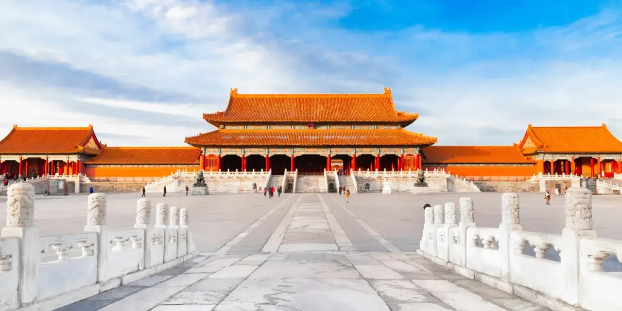 La Cité Interdite, un des 100 plus beaux monuments du monde, sous un ciel bleu éclatant.