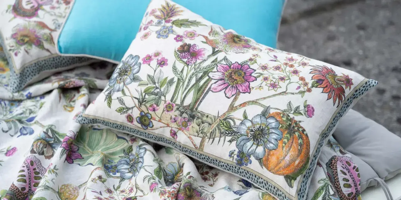 Cuscini per divano con fantasia floreale e un cuscino azzurro. Le misure dei cuscini divano sono perfette per un tocco di colore.