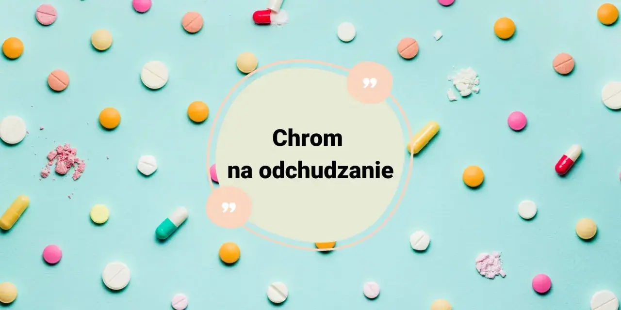 Kolorowe tabletki i kapsułki rozsypane na jasnoniebieskim tle. W centrum okrąg z napisem "Chrom na odchudzanie".