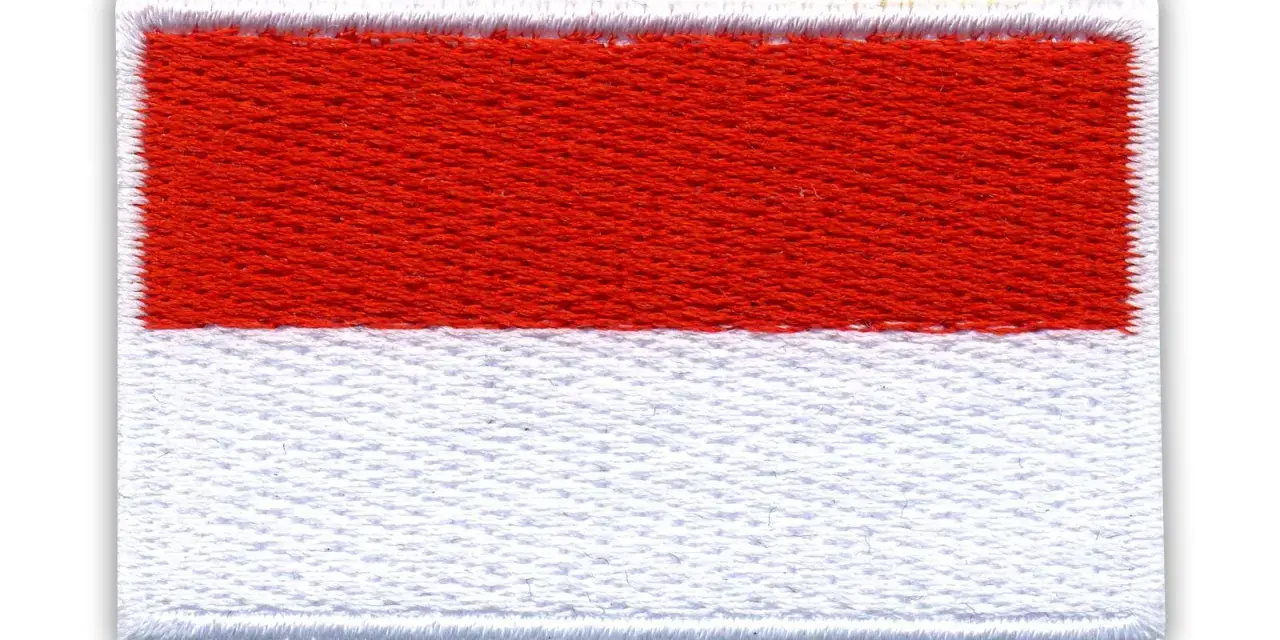 Naszywka z haftowaną flagą Indonezji: czerwony pas nad białym.