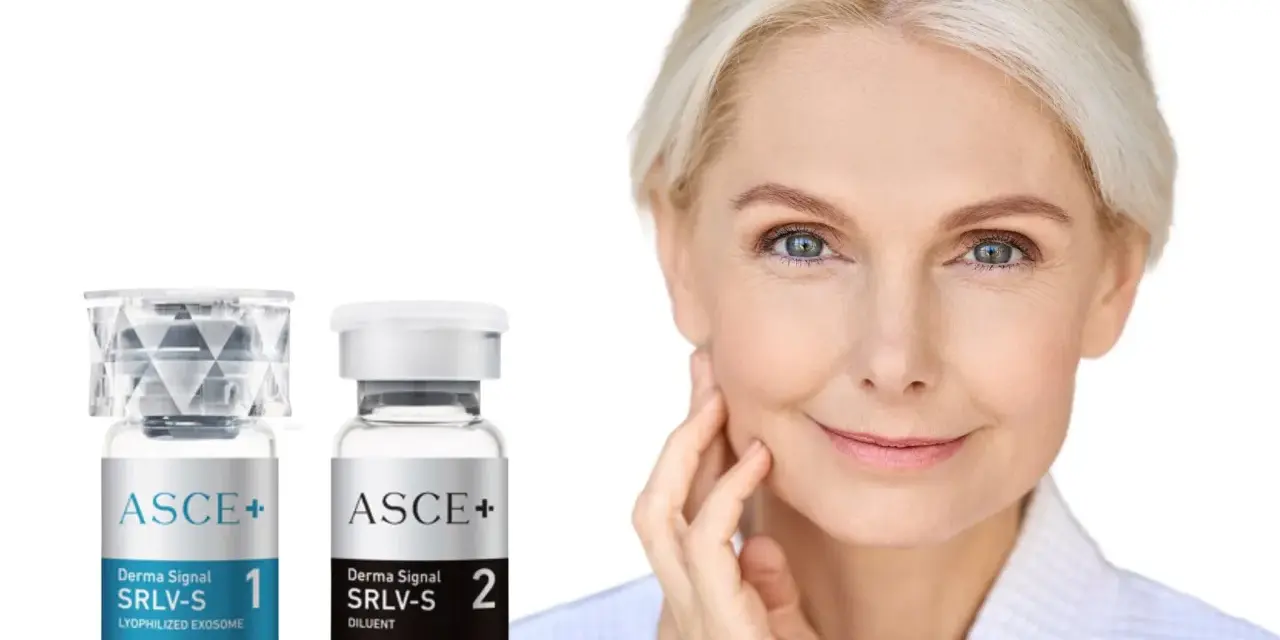 Piękna kobieta z delikatnymi zmarszczkami, obok niej dwa flakoniki z produktem ASCE+ Derma Signal SRLV-S, zawierającym egzosomy.