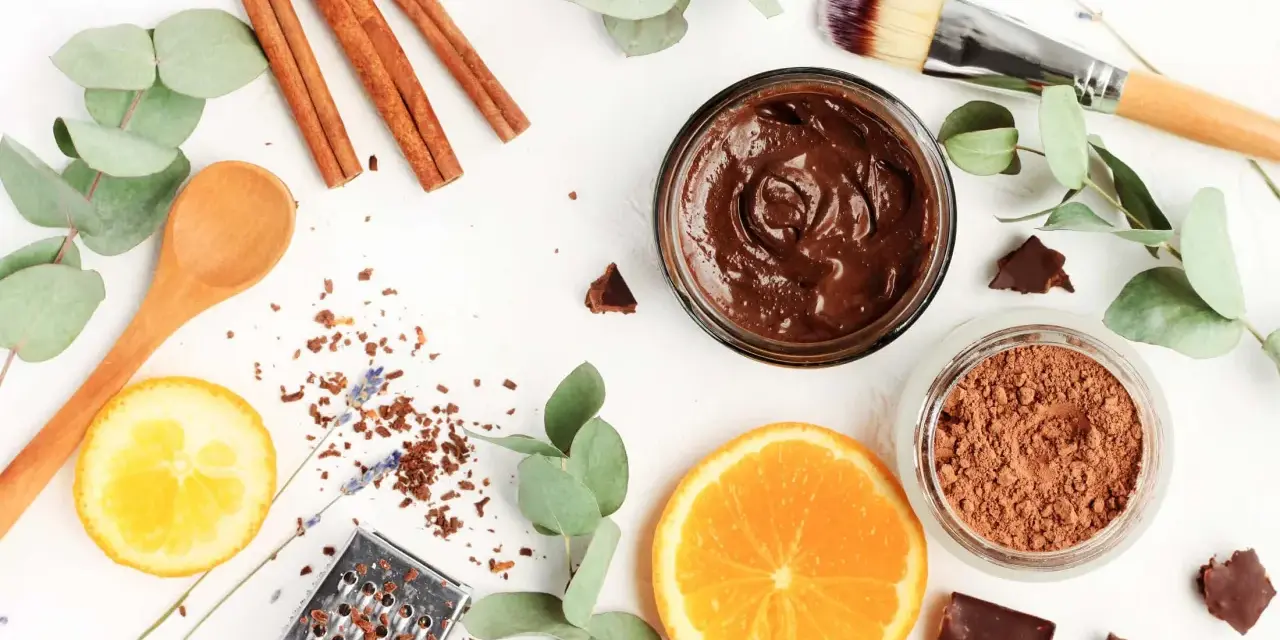 Zutaten für DIY-Kosmetik: Schokomaske, Kakao, Orange, Zitrone, Zimt, Eukalyptus.