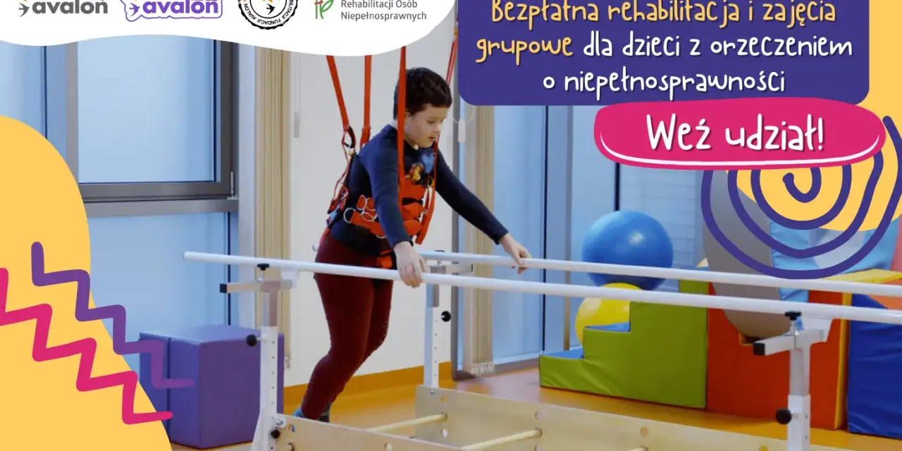 Chłopiec w kamizelce terapeutycznej ćwiczy na poręczach rehabilitacyjnych.