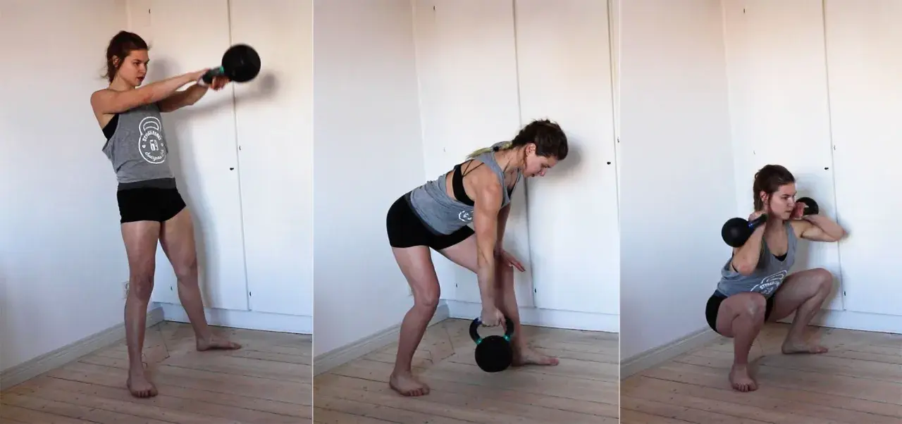 Kvinnan utför marklyft med kettlebell, en dynamisk övning som involverar svingar och knäböj för att bygga styrka.