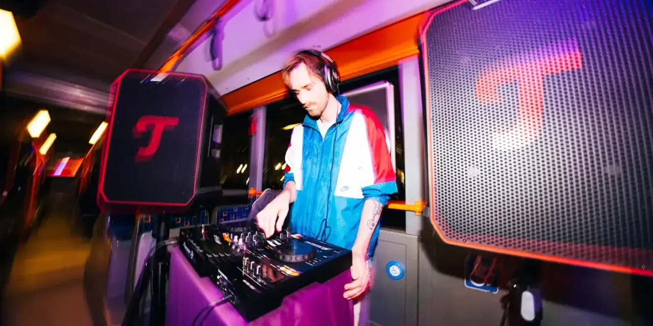 DJ legt auf, während im Hintergrund eine **classical music playlist** läuft. Bunte Lichter und Lautsprecher schaffen eine einzigartige Atmosphäre.