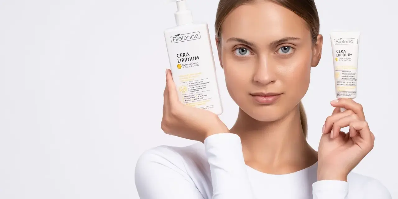 Kobieta prezentuje emulsję i krem Bielenda Cera Lipidum. Produkty z linii linoderm odbudowują barierę lipidową skóry.
