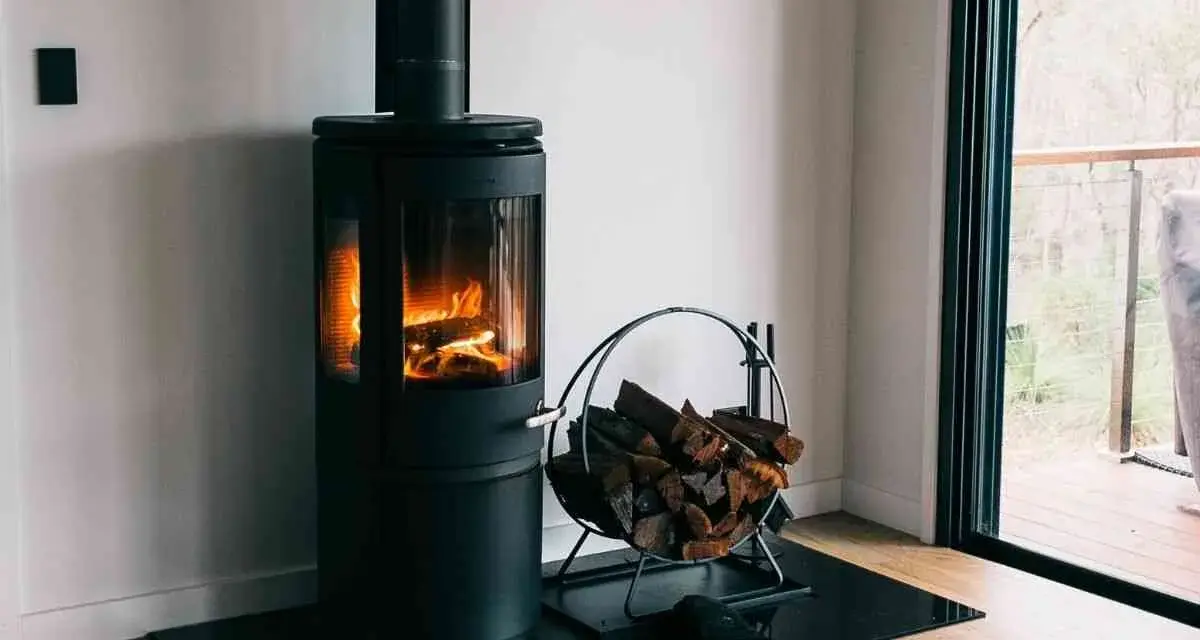 Poêle à bois moderne avec flammes vives et bûches. Une question se pose : peut-on installer un poêle à granule soi même ?