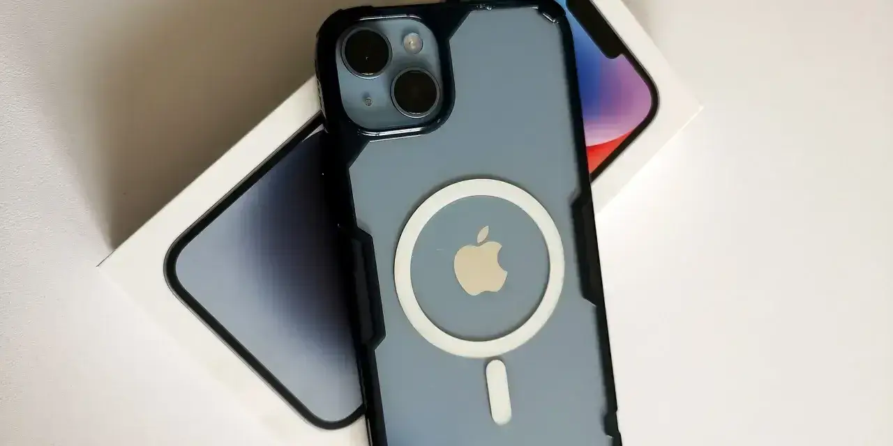 Nowy iPhone w etui z MagSafe, gotowy do robienia zdjęć. Dobry aparat w telefonie to podstawa!