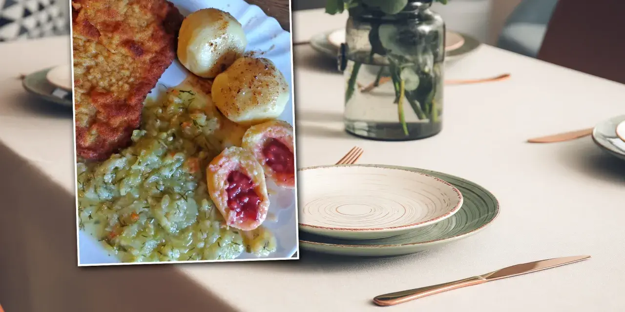 Pyszny obiad: panierowany kotlet, ziemniaki i kluski z owocami. Po prawej stronie stół nakryty do lunchu.