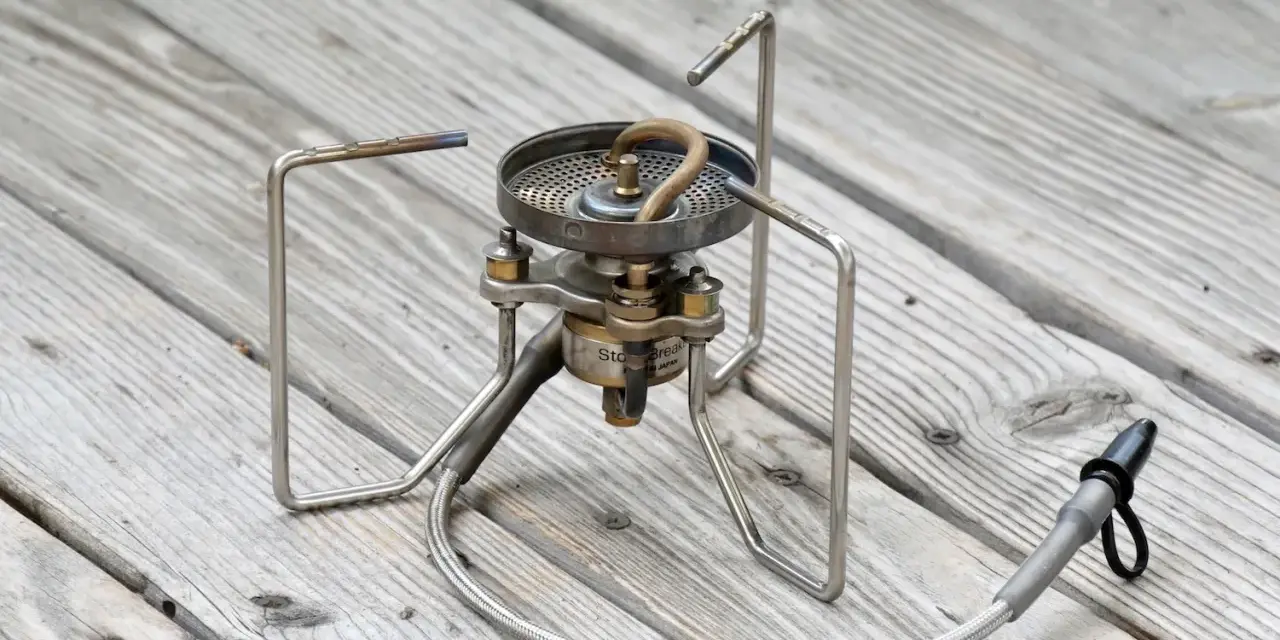 Soto Stormbreaker Campingkocher auf Holzoberfläche. Kompakt und robust für Outdoor-Abenteuer.