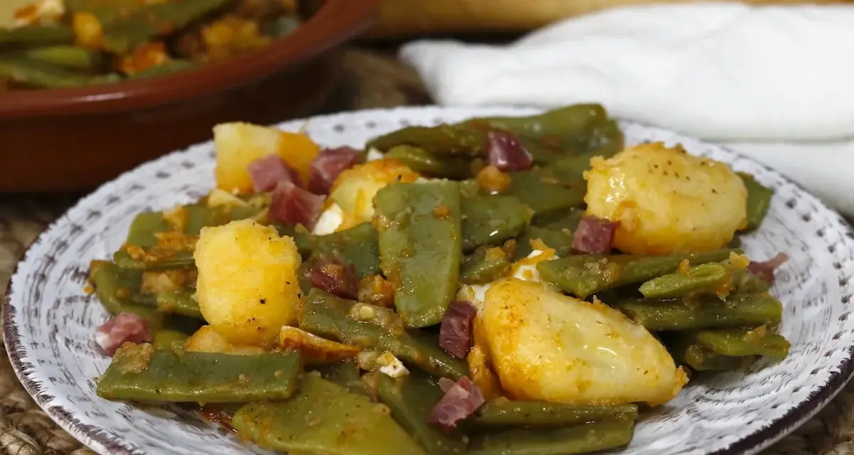 Plato de judías verdes con jamón y patatas, un clásico casero.