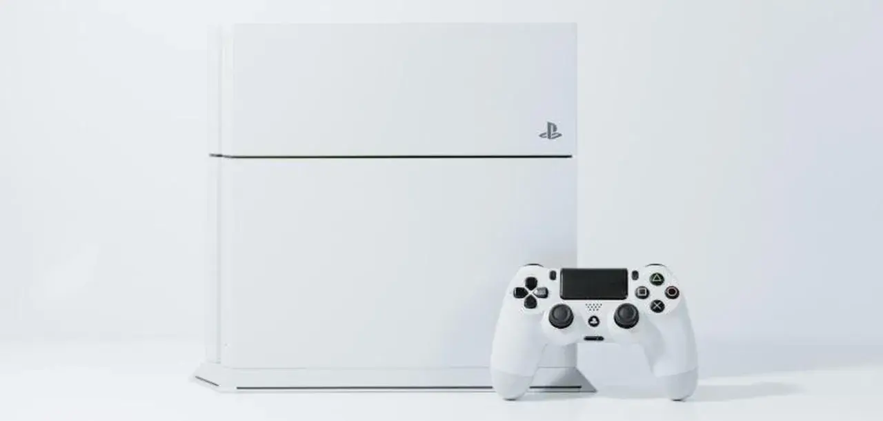 Consola PlayStation 4 blanca y mando DualShock 4 blanco, como cuando salió la Play 4.