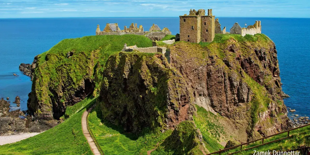 Ruiny zamku Dunnottar na klifie w Szkocji, majestatycznie górujące nad błękitnym morzem.