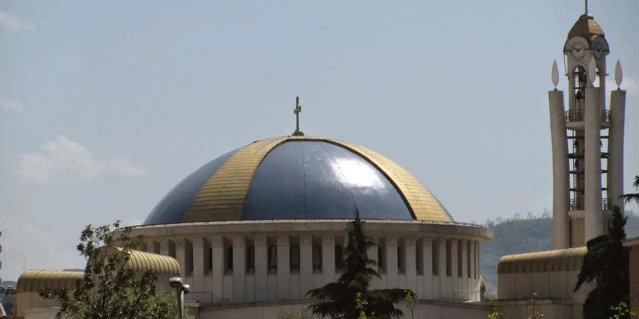 Imponująca kopuła i wieża kościelna symbolizują bogatą albania religia.