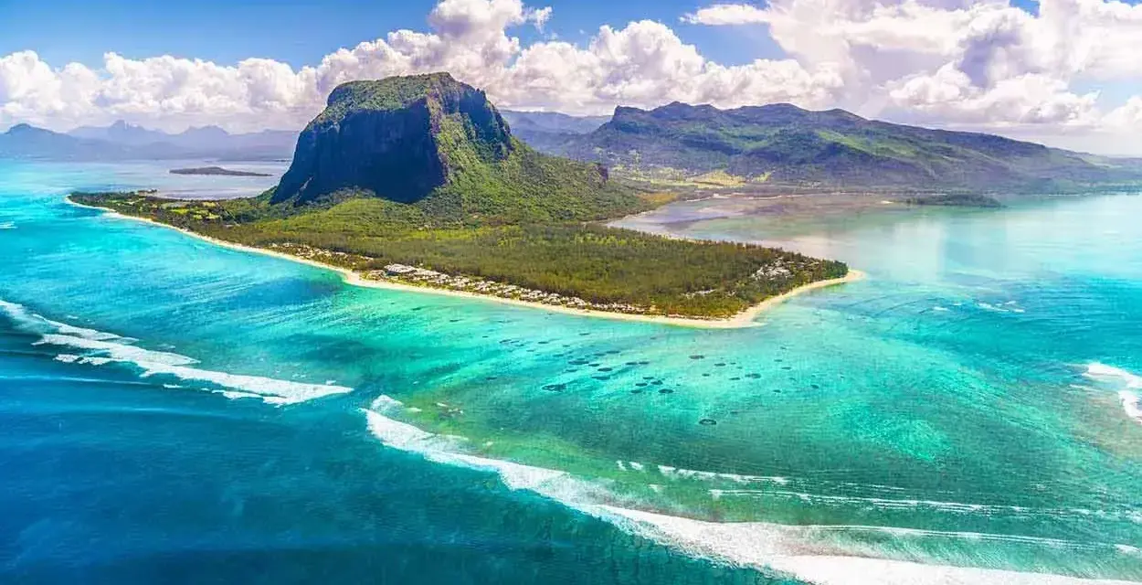 Majestatyczna góra Le Morne Brabant na Mauritiusie, otoczona turkusową wodą. Idealna pogoda na lipiec, słońce i błękitne niebo.