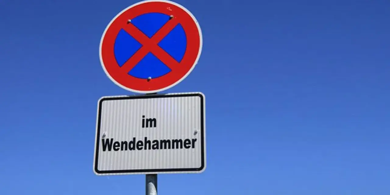 Verkehrsschild: Absolutes Halteverbot im Wendehammer. Kein Parken erlaubt.