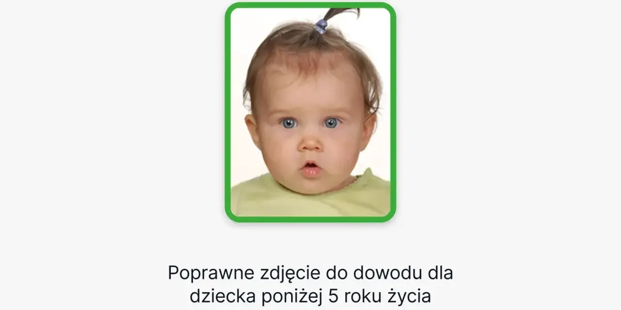 Urocze zdjęcie niemowlaka do dowodu, z niebieskimi oczami i kucykiem. Idealne dla malucha poniżej 5 roku życia.