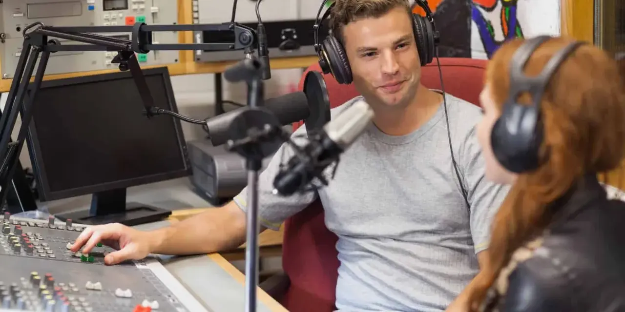 Mann und Frau mit Kopfhörern im Tonstudio, ein Beispiel für spannende Jobs in der Musikindustrie.