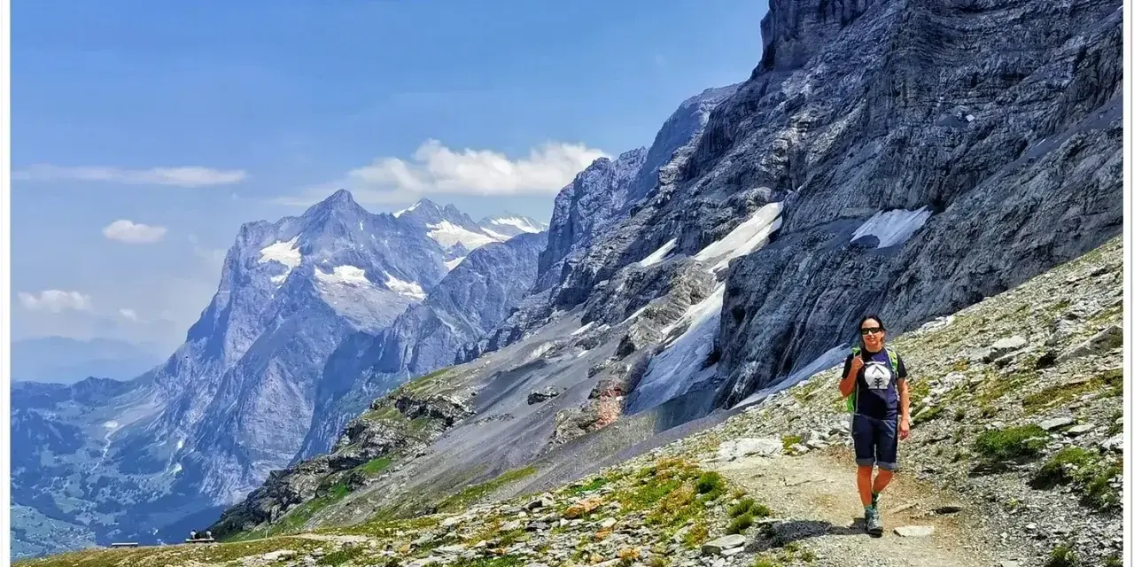 Wędrowiec na szlaku w Alpach, które kraje oferują takie widoki? Szwajcaria, Francja, Włochy.