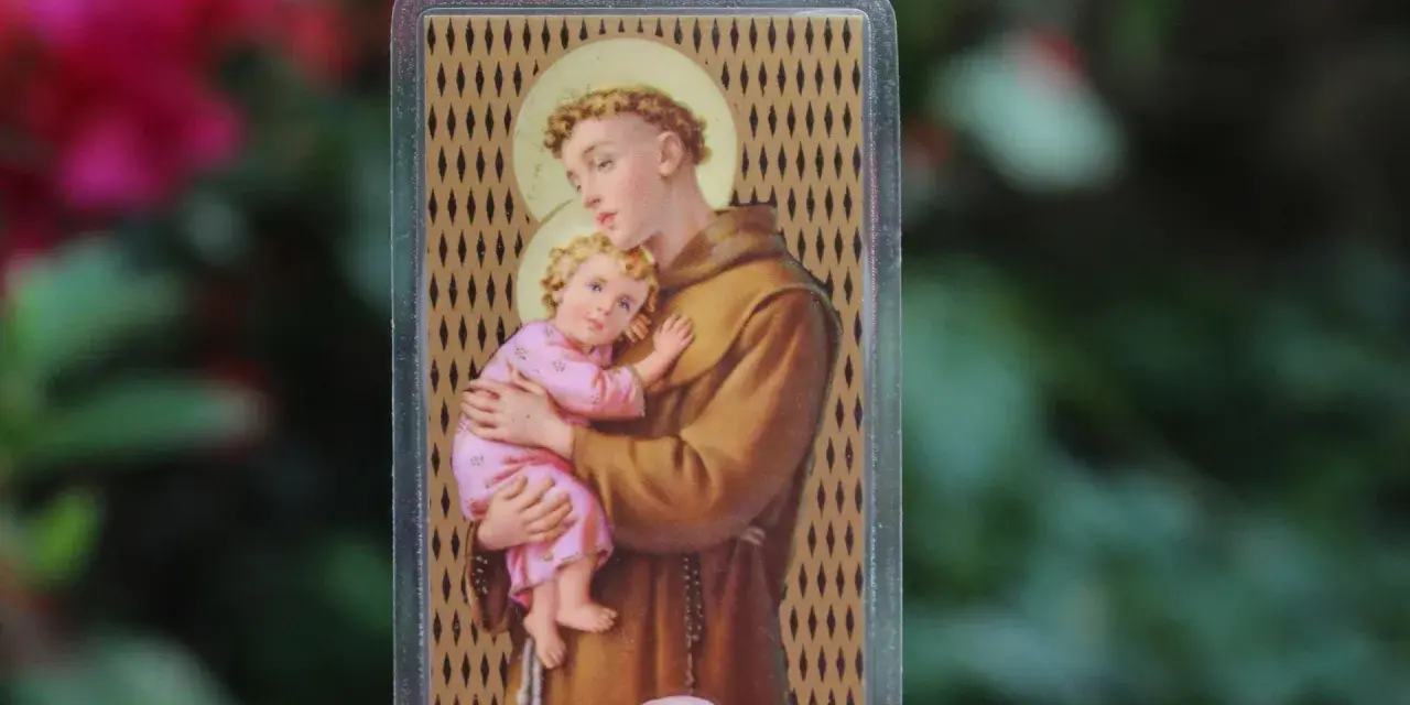 Święty Antoni z Dzieciątkiem Jezus, patron odnajdywania zgubionych rzeczy.
