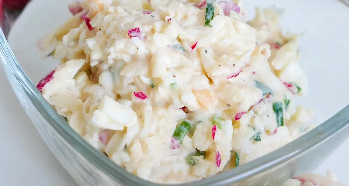 Pyszna pasta jajeczna z rzodkiewką i szczypiorkiem, idealna na kanapki.
