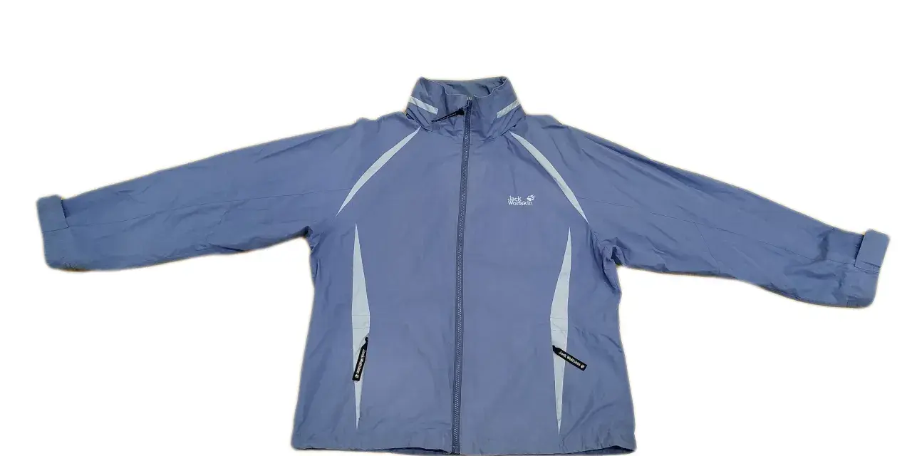 Niebieska kurtka Jack Wolfskin, znanej firmy odzieżowej, z białymi wstawkami i logo.