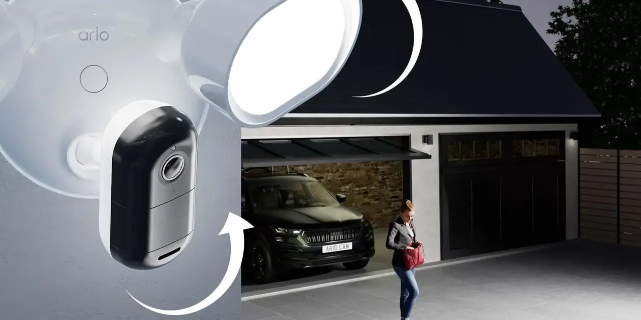 Arlo-kameran med lokal lagring lyser upp en uppfart där en kvinna närmar sig garaget med en bil.