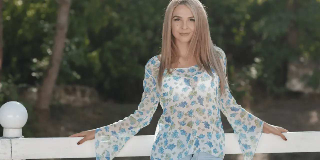 Jak nosić przezroczyste bluzki, aby wyglądać stylowo i elegancko