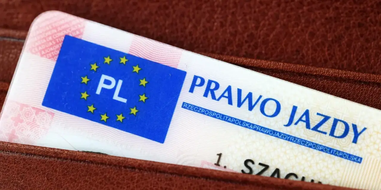 Polskie prawo jazdy w portfelu. Czas na wymianę dokumentu, by móc legalnie podróżować.
