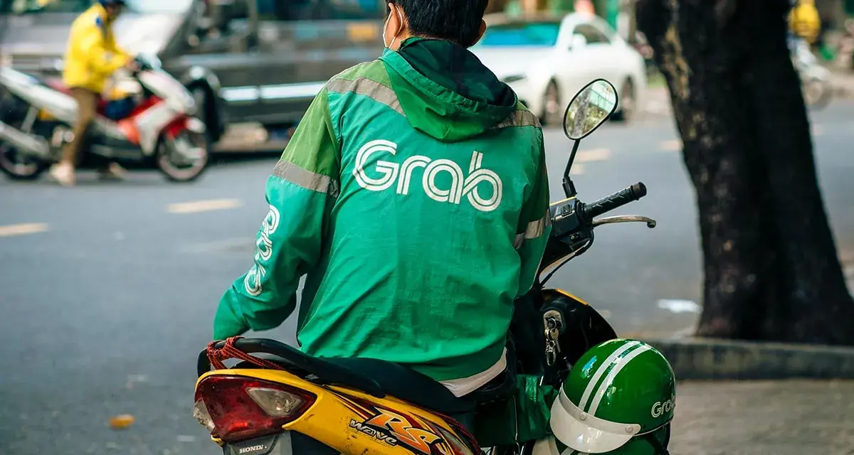 Fahrer mit Grab-Jacke wartet auf seine nächste Fahrt in Vietnam.